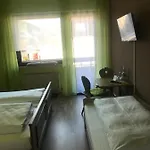 Und Zur Frischen Quelle Fogadó *